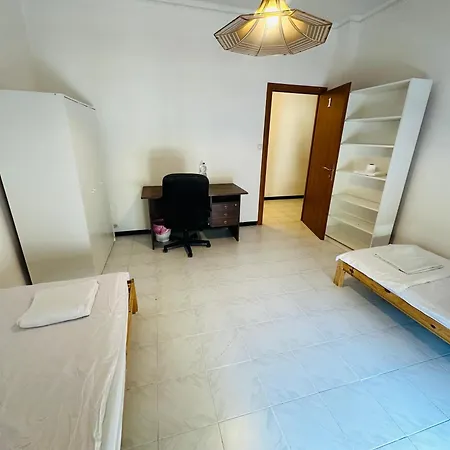 Δωμάτια σε οικογενειακή κατοικία Cozy Room Near City Center