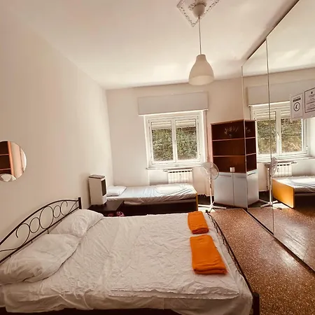 Accommodatie bij particulieren Cozy Room Near City Center Genua
